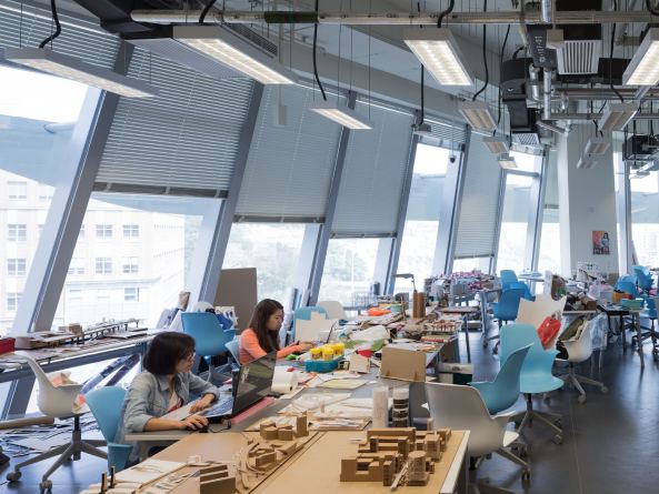 Hochhaus, Universit�tsgeb�ude, Zaha Hadid, Iwan Baan, Jockey Club Innovation Tower, The Hong Kong Polytechnic University, Hongkong, Hochschulgeb�ude, Hochstra�e, Dynamik, Glasfassade, Blob-Architektur, Parametric Design, parametrisches Entwerfen, Fu�ballplatz, Patrik Schumacher, Studenten, Student Centre, Fensterband, Fassade