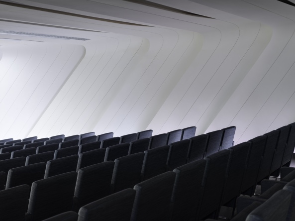 Hochhaus, Universit�tsgeb�ude, Zaha Hadid, Iwan Baan, Jockey Club Innovation Tower, The Hong Kong Polytechnic University, Hongkong, Hochschulgeb�ude, Hochstra�e, Dynamik, Glasfassade, Blob-Architektur, Parametric Design, parametrisches Entwerfen, Fu�ballplatz, Patrik Schumacher, Studenten, Student Centre, Fensterband, Fassade