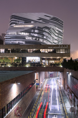 Hochhaus, Universit�tsgeb�ude, Zaha Hadid, Iwan Baan, Jockey Club Innovation Tower, The Hong Kong Polytechnic University, Hongkong, Hochschulgeb�ude, Hochstra�e, Dynamik, Glasfassade, Blob-Architektur, Parametric Design, parametrisches Entwerfen, Fu�ballplatz, Patrik Schumacher, Studenten, Student Centre, Fensterband, Fassade