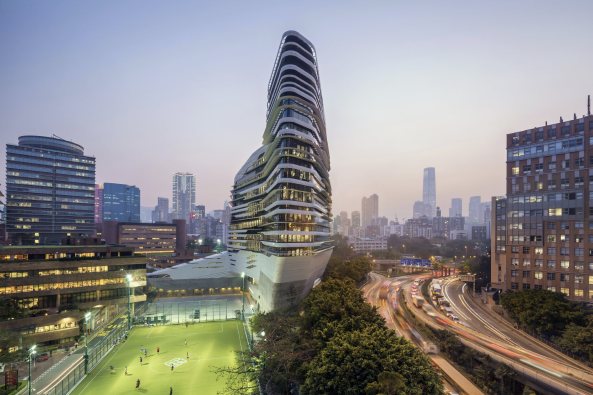 Hochhaus, Universit�tsgeb�ude, Zaha Hadid, Iwan Baan, Jockey Club Innovation Tower, The Hong Kong Polytechnic University, Hongkong, Hochschulgeb�ude, Hochstra�e, Dynamik, Glasfassade, Blob-Architektur, Parametric Design, parametrisches Entwerfen, Fu�ballplatz, Patrik Schumacher, Studenten, Student Centre, Fensterband, Fassade