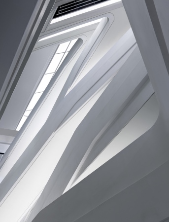 Hochhaus, Universittsgebude, Zaha Hadid, Iwan Baan, Jockey Club Innovation Tower, The Hong Kong Polytechnic University, Hongkong, Hochschulgebude, Hochstrae, Dynamik, Glasfassade, Blob-Architektur, Parametric Design, parametrisches Entwerfen, Fuballplatz, Patrik Schumacher, Studenten, Student Centre, Fensterband, Fassade