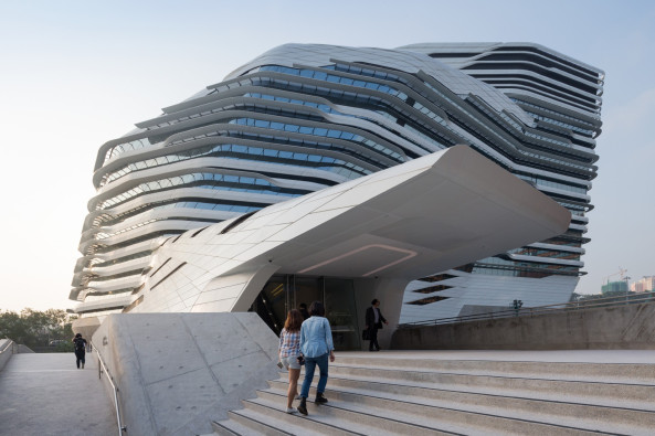 Hochhaus, Universittsgebude, Zaha Hadid, Iwan Baan, Jockey Club Innovation Tower, The Hong Kong Polytechnic University, Hongkong, Hochschulgebude, Hochstrae, Dynamik, Glasfassade, Blob-Architektur, Parametric Design, parametrisches Entwerfen, Fuballplatz, Patrik Schumacher, Studenten, Student Centre, Fensterband, Fassade
