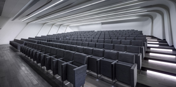 Hochhaus, Universit�tsgeb�ude, Zaha Hadid, Iwan Baan, Jockey Club Innovation Tower, The Hong Kong Polytechnic University, Hongkong, Hochschulgeb�ude, Hochstra�e, Dynamik, Glasfassade, Blob-Architektur, Parametric Design, parametrisches Entwerfen, Fu�ballplatz, Patrik Schumacher, Studenten, Student Centre, Fensterband, Fassade