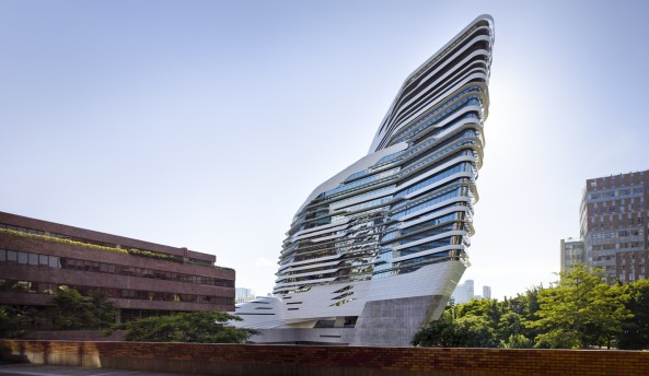 Hochhaus, Universit�tsgeb�ude, Zaha Hadid, Iwan Baan, Jockey Club Innovation Tower, The Hong Kong Polytechnic University, Hongkong, Hochschulgeb�ude, Hochstra�e, Dynamik, Glasfassade, Blob-Architektur, Parametric Design, parametrisches Entwerfen, Fu�ballplatz, Patrik Schumacher, Studenten, Student Centre, Fensterband, Fassade