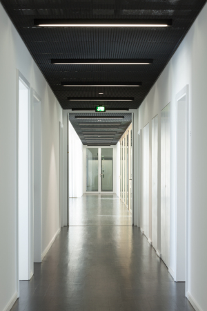 Umbau; Vorstandsetage; Axel-Springer; Verlag; Hochhaus; Kai Nikolaus Grne; Caspar Teichgrber; Martin Schmitt Architektur, Highrise, Newspaper, Architecture, Bro, Office, Axel-Springer-Hochhaus, Co-Working Space in der Vorstandsetage, Luise Rellensmann, Kai Nikolaus Grne, Caspar Teichgrber mit Martin Schmitt Architektur, Matthias Dpfner, Broflur, working, journalist, Aluminium, Window