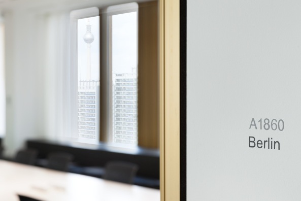 Umbau; Vorstandsetage; Axel-Springer; Verlag; Hochhaus; Kai Nikolaus Grne; Caspar Teichgrber; Martin Schmitt Architektur, Highrise, Newspaper, Architecture, Bro, Office, Axel-Springer-Hochhaus, Co-Working Space in der Vorstandsetage, Luise Rellensmann, Kai Nikolaus Grne, Caspar Teichgrber mit Martin Schmitt Architektur, Matthias Dpfner, Broflur, working, journalist, Aluminium, Window