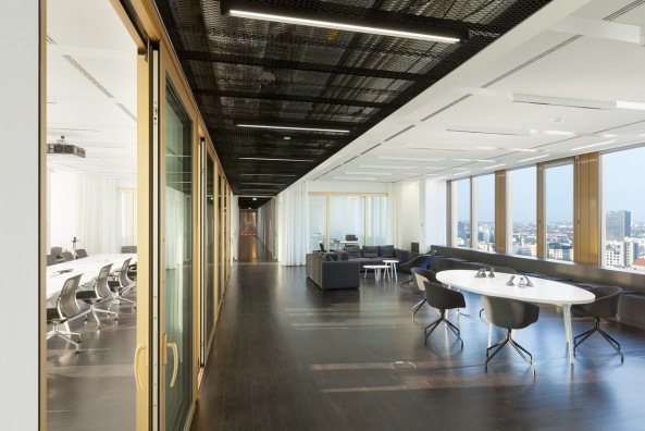 Umbau; Vorstandsetage; Axel-Springer; Verlag; Hochhaus; Kai Nikolaus Grne; Caspar Teichgrber; Martin Schmitt Architektur, Highrise, Newspaper, Architecture, Bro, Office, Axel-Springer-Hochhaus, Co-Working Space in der Vorstandsetage, Luise Rellensmann, Kai Nikolaus Grne, Caspar Teichgrber mit Martin Schmitt Architektur, Matthias Dpfner, Broflur, working, journalist, Aluminium, Window