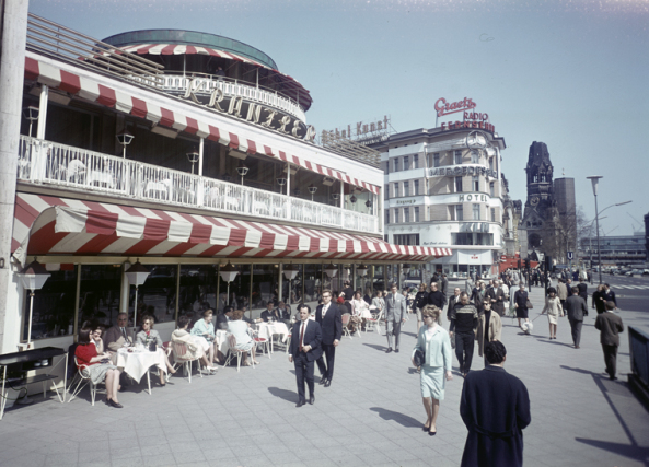 BRD, ehemalige Bundesrepublik Deutschland, Auto, Mbel, Wirtschaftswunder, Aufbruch, Nachkriegszeit, Nachkriegsjahre, Ruinen, Erna Wagner-Hehmke, Marshallplan, Bonn, Haus der Geschichte, Vorkriegsmoderne, Kfer, Nierentisch, Bungalow, Museum August Kestner, Design, Straubing, Wiederaufbau und Wirtschaftswunder, Wandel der Arbeitswelt nach 1945, Globalisierung, Werbung, Erfolgscigaretten, Amerika, Holz, Naturstein, Josef Heinrich Darchinger, Herbert Maschke, Konsumgesellschaft, Bonner Republik