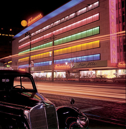 BRD, ehemalige Bundesrepublik Deutschland, Auto, M�bel, Wirtschaftswunder, Aufbruch, Nachkriegszeit, Nachkriegsjahre, Ruinen, Erna Wagner-Hehmke, Marshallplan, Bonn, Haus der Geschichte, Vorkriegsmoderne, K�fer, Nierentisch, Bungalow, Museum August Kestner, Design, Straubing, Wiederaufbau und Wirtschaftswunder, Wandel der Arbeitswelt nach 1945, Globalisierung, Werbung, Erfolgscigaretten, Amerika, Holz, Naturstein, Josef Heinrich Darchinger, Herbert Maschke, Konsumgesellschaft, Bonner Republik