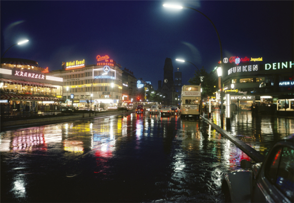 BRD, ehemalige Bundesrepublik Deutschland, Auto, Mbel, Wirtschaftswunder, Aufbruch, Nachkriegszeit, Nachkriegsjahre, Ruinen, Erna Wagner-Hehmke, Marshallplan, Bonn, Haus der Geschichte, Vorkriegsmoderne, Kfer, Nierentisch, Bungalow, Museum August Kestner, Design, Straubing, Wiederaufbau und Wirtschaftswunder, Wandel der Arbeitswelt nach 1945, Globalisierung, Werbung, Erfolgscigaretten, Amerika, Holz, Naturstein, Josef Heinrich Darchinger, Herbert Maschke, Konsumgesellschaft, Bonner Republik