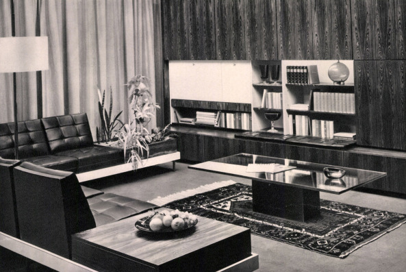 BRD, ehemalige Bundesrepublik Deutschland, Auto, M�bel, Wirtschaftswunder, Aufbruch, Nachkriegszeit, Nachkriegsjahre, Ruinen, Erna Wagner-Hehmke, Marshallplan, Bonn, Haus der Geschichte, Vorkriegsmoderne, K�fer, Nierentisch, Bungalow, Museum August Kestner, Design, Straubing, Wiederaufbau und Wirtschaftswunder, Wandel der Arbeitswelt nach 1945, Globalisierung, Werbung, Erfolgscigaretten, Amerika, Holz, Naturstein, Josef Heinrich Darchinger, Herbert Maschke, Konsumgesellschaft, Bonner Republik