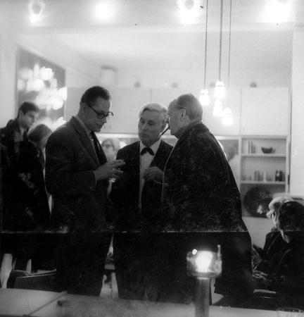 Oder bei einer Ausstellungser�ffnung des Licht-Designers G�nter Ssymmank, ebenfalls bei Modus, bei der auch Dieter Rams und Hans Scharoun nicht fehlen durften