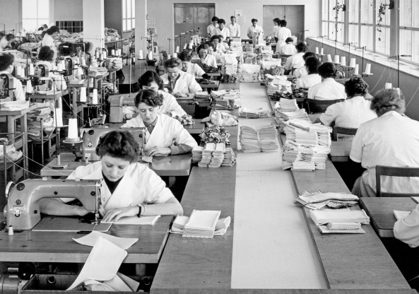 BRD, ehemalige Bundesrepublik Deutschland, Auto, Mbel, Wirtschaftswunder, Aufbruch, Nachkriegszeit, Nachkriegsjahre, Ruinen, Erna Wagner-Hehmke, Marshallplan, Bonn, Haus der Geschichte, Vorkriegsmoderne, Kfer, Nierentisch, Bungalow, Museum August Kestner, Design, Straubing, Wiederaufbau und Wirtschaftswunder, Wandel der Arbeitswelt nach 1945, Globalisierung, Werbung, Erfolgscigaretten, Amerika, Holz, Naturstein, Josef Heinrich Darchinger, Herbert Maschke, Konsumgesellschaft, Bonner Republik