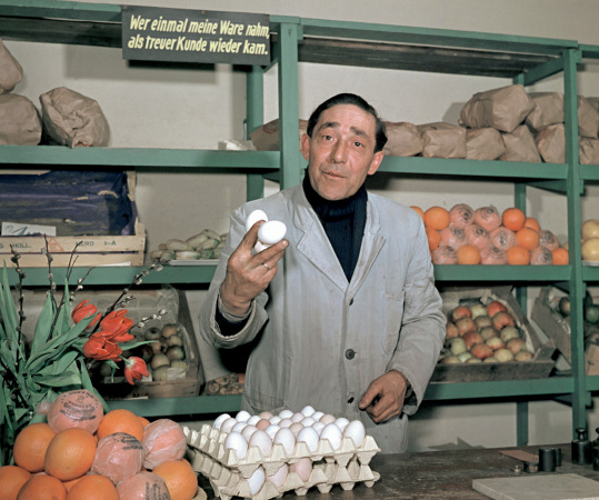 BRD, ehemalige Bundesrepublik Deutschland, Auto, Mbel, Wirtschaftswunder, Aufbruch, Nachkriegszeit, Nachkriegsjahre, Ruinen, Erna Wagner-Hehmke, Marshallplan, Bonn, Haus der Geschichte, Vorkriegsmoderne, Kfer, Nierentisch, Bungalow, Museum August Kestner, Design, Straubing, Wiederaufbau und Wirtschaftswunder, Wandel der Arbeitswelt nach 1945, Globalisierung, Werbung, Erfolgscigaretten, Amerika, Holz, Naturstein, Josef Heinrich Darchinger, Herbert Maschke, Konsumgesellschaft, Bonner Republik