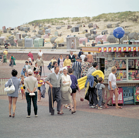BRD, ehemalige Bundesrepublik Deutschland, Auto, Mbel, Wirtschaftswunder, Aufbruch, Nachkriegszeit, Nachkriegsjahre, Ruinen, Erna Wagner-Hehmke, Marshallplan, Bonn, Haus der Geschichte, Vorkriegsmoderne, Kfer, Nierentisch, Bungalow, Museum August Kestner, Design, Straubing, Wiederaufbau und Wirtschaftswunder, Wandel der Arbeitswelt nach 1945, Globalisierung, Werbung, Erfolgscigaretten, Amerika, Holz, Naturstein, Josef Heinrich Darchinger, Herbert Maschke, Konsumgesellschaft, Bonner Republik
