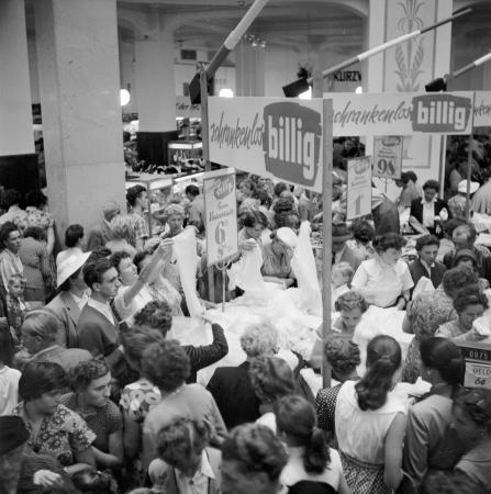 BRD, ehemalige Bundesrepublik Deutschland, Auto, Mbel, Wirtschaftswunder, Aufbruch, Nachkriegszeit, Nachkriegsjahre, Ruinen, Erna Wagner-Hehmke, Marshallplan, Bonn, Haus der Geschichte, Vorkriegsmoderne, Kfer, Nierentisch, Bungalow, Museum August Kestner, Design, Straubing, Wiederaufbau und Wirtschaftswunder, Wandel der Arbeitswelt nach 1945, Globalisierung, Werbung, Erfolgscigaretten, Amerika, Holz, Naturstein, Josef Heinrich Darchinger, Herbert Maschke, Konsumgesellschaft, Bonner Republik