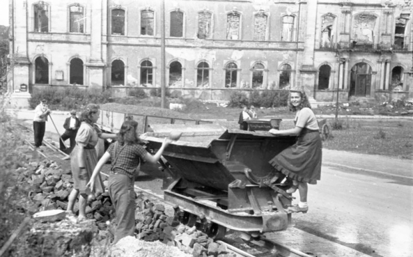 BRD, ehemalige Bundesrepublik Deutschland, Auto, Mbel, Wirtschaftswunder, Aufbruch, Nachkriegszeit, Nachkriegsjahre, Ruinen, Erna Wagner-Hehmke, Marshallplan, Bonn, Haus der Geschichte, Vorkriegsmoderne, Kfer, Nierentisch, Bungalow, Museum August Kestner, Design, Straubing, Wiederaufbau und Wirtschaftswunder, Wandel der Arbeitswelt nach 1945, Globalisierung, Werbung, Erfolgscigaretten, Amerika, Holz, Naturstein, Josef Heinrich Darchinger, Herbert Maschke, Konsumgesellschaft, Bonner Republik