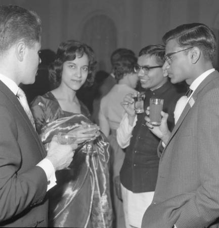 BRD, ehemalige Bundesrepublik Deutschland, Auto, M�bel, Wirtschaftswunder, Aufbruch, Nachkriegszeit, Nachkriegsjahre, Ruinen, Erna Wagner-Hehmke, Marshallplan, Bonn, Haus der Geschichte, Vorkriegsmoderne, K�fer, Nierentisch, Bungalow, Museum August Kestner, Design, Straubing, Wiederaufbau und Wirtschaftswunder, Wandel der Arbeitswelt nach 1945, Globalisierung, Werbung, Erfolgscigaretten, Amerika, Holz, Naturstein, Josef Heinrich Darchinger, Herbert Maschke, Konsumgesellschaft, Bonner Republik