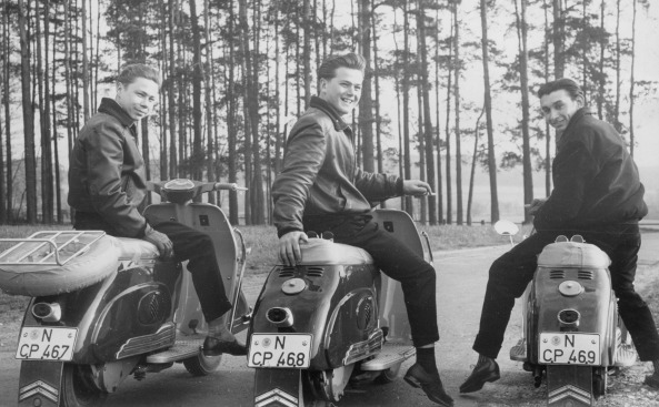 BRD, ehemalige Bundesrepublik Deutschland, Auto, M�bel, Wirtschaftswunder, Aufbruch, Nachkriegszeit, Nachkriegsjahre, Ruinen, Erna Wagner-Hehmke, Marshallplan, Bonn, Haus der Geschichte, Vorkriegsmoderne, K�fer, Nierentisch, Bungalow, Museum August Kestner, Design, Straubing, Wiederaufbau und Wirtschaftswunder, Wandel der Arbeitswelt nach 1945, Globalisierung, Werbung, Erfolgscigaretten, Amerika, Holz, Naturstein, Josef Heinrich Darchinger, Herbert Maschke, Konsumgesellschaft, Bonner Republik