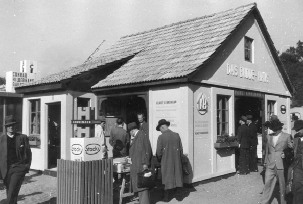 BRD, ehemalige Bundesrepublik Deutschland, Auto, M�bel, Wirtschaftswunder, Aufbruch, Nachkriegszeit, Nachkriegsjahre, Ruinen, Erna Wagner-Hehmke, Marshallplan, Bonn, Haus der Geschichte, Vorkriegsmoderne, K�fer, Nierentisch, Bungalow, Museum August Kestner, Design, Straubing, Wiederaufbau und Wirtschaftswunder, Wandel der Arbeitswelt nach 1945, Globalisierung, Werbung, Erfolgscigaretten, Amerika, Holz, Naturstein, Josef Heinrich Darchinger, Herbert Maschke, Konsumgesellschaft, Bonner Republik