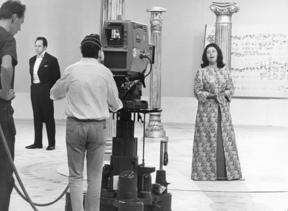 BRD, ehemalige Bundesrepublik Deutschland, Auto, M�bel, Wirtschaftswunder, Aufbruch, Nachkriegszeit, Nachkriegsjahre, Ruinen, Erna Wagner-Hehmke, Marshallplan, Bonn, Haus der Geschichte, Vorkriegsmoderne, K�fer, Nierentisch, Bungalow, Museum August Kestner, Design, Straubing, Wiederaufbau und Wirtschaftswunder, Wandel der Arbeitswelt nach 1945, Globalisierung, Werbung, Erfolgscigaretten, Amerika, Holz, Naturstein, Josef Heinrich Darchinger, Herbert Maschke, Konsumgesellschaft, Bonner Republik