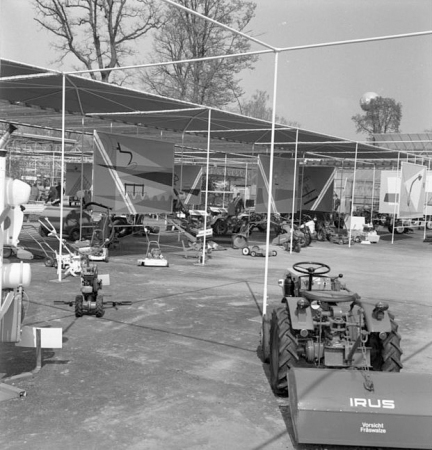 BRD, ehemalige Bundesrepublik Deutschland, Auto, M�bel, Wirtschaftswunder, Aufbruch, Nachkriegszeit, Nachkriegsjahre, Ruinen, Erna Wagner-Hehmke, Marshallplan, Bonn, Haus der Geschichte, Vorkriegsmoderne, K�fer, Nierentisch, Bungalow, Museum August Kestner, Design, Straubing, Wiederaufbau und Wirtschaftswunder, Wandel der Arbeitswelt nach 1945, Globalisierung, Werbung, Erfolgscigaretten, Amerika, Holz, Naturstein, Josef Heinrich Darchinger, Herbert Maschke, Konsumgesellschaft, Bonner Republik