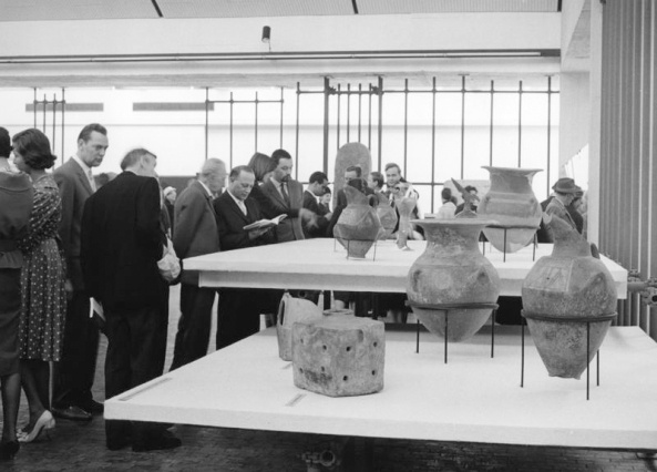 BRD, ehemalige Bundesrepublik Deutschland, Auto, M�bel, Wirtschaftswunder, Aufbruch, Nachkriegszeit, Nachkriegsjahre, Ruinen, Erna Wagner-Hehmke, Marshallplan, Bonn, Haus der Geschichte, Vorkriegsmoderne, K�fer, Nierentisch, Bungalow, Museum August Kestner, Design, Straubing, Wiederaufbau und Wirtschaftswunder, Wandel der Arbeitswelt nach 1945, Globalisierung, Werbung, Erfolgscigaretten, Amerika, Holz, Naturstein, Josef Heinrich Darchinger, Herbert Maschke, Konsumgesellschaft, Bonner Republik