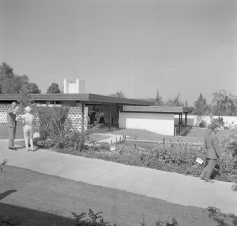 BRD, ehemalige Bundesrepublik Deutschland, Auto, M�bel, Wirtschaftswunder, Aufbruch, Nachkriegszeit, Nachkriegsjahre, Ruinen, Erna Wagner-Hehmke, Marshallplan, Bonn, Haus der Geschichte, Vorkriegsmoderne, K�fer, Nierentisch, Bungalow, Museum August Kestner, Design, Straubing, Wiederaufbau und Wirtschaftswunder, Wandel der Arbeitswelt nach 1945, Globalisierung, Werbung, Erfolgscigaretten, Amerika, Holz, Naturstein, Josef Heinrich Darchinger, Herbert Maschke, Konsumgesellschaft, Bonner Republik