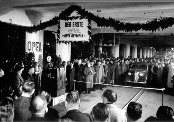 BRD, ehemalige Bundesrepublik Deutschland, Auto, M�bel, Wirtschaftswunder, Aufbruch, Nachkriegszeit, Nachkriegsjahre, Ruinen, Erna Wagner-Hehmke, Marshallplan, Bonn, Haus der Geschichte, Vorkriegsmoderne, K�fer, Nierentisch, Bungalow, Museum August Kestner, Design, Straubing, Wiederaufbau und Wirtschaftswunder, Wandel der Arbeitswelt nach 1945, Globalisierung, Werbung, Erfolgscigaretten, Amerika, Holz, Naturstein, Josef Heinrich Darchinger, Herbert Maschke, Konsumgesellschaft, Bonner Republik