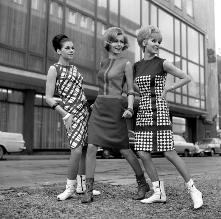 BRD, ehemalige Bundesrepublik Deutschland, Auto, M�bel, Wirtschaftswunder, Aufbruch, Nachkriegszeit, Nachkriegsjahre, Ruinen, Erna Wagner-Hehmke, Marshallplan, Bonn, Haus der Geschichte, Vorkriegsmoderne, K�fer, Nierentisch, Bungalow, Museum August Kestner, Design, Straubing, Wiederaufbau und Wirtschaftswunder, Wandel der Arbeitswelt nach 1945, Globalisierung, Werbung, Erfolgscigaretten, Amerika, Holz, Naturstein, Josef Heinrich Darchinger, Herbert Maschke, Konsumgesellschaft, Bonner Republik