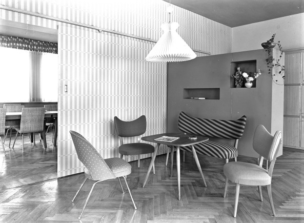 BRD, ehemalige Bundesrepublik Deutschland, Auto, M�bel, Wirtschaftswunder, Aufbruch, Nachkriegszeit, Nachkriegsjahre, Ruinen, Erna Wagner-Hehmke, Marshallplan, Bonn, Haus der Geschichte, Vorkriegsmoderne, K�fer, Nierentisch, Bungalow, Museum August Kestner, Design, Straubing, Wiederaufbau und Wirtschaftswunder, Wandel der Arbeitswelt nach 1945, Globalisierung, Werbung, Erfolgscigaretten, Amerika, Holz, Naturstein, Josef Heinrich Darchinger, Herbert Maschke, Konsumgesellschaft, Bonner Republik