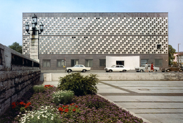 BRD, ehemalige Bundesrepublik Deutschland, Auto, M�bel, Wirtschaftswunder, Aufbruch, Nachkriegszeit, Nachkriegsjahre, Ruinen, Erna Wagner-Hehmke, Marshallplan, Bonn, Haus der Geschichte, Vorkriegsmoderne, K�fer, Nierentisch, Bungalow, Museum August Kestner, Design, Straubing, Wiederaufbau und Wirtschaftswunder, Wandel der Arbeitswelt nach 1945, Globalisierung, Werbung, Erfolgscigaretten, Amerika, Holz, Naturstein, Josef Heinrich Darchinger, Herbert Maschke, Konsumgesellschaft, Bonner Republik