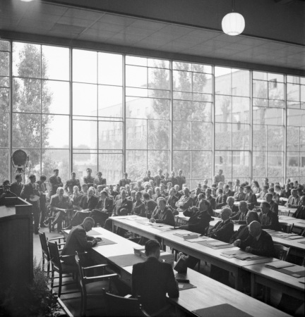 BRD, ehemalige Bundesrepublik Deutschland, Auto, Mbel, Wirtschaftswunder, Aufbruch, Nachkriegszeit, Nachkriegsjahre, Ruinen, Erna Wagner-Hehmke, Marshallplan, Bonn, Haus der Geschichte, Vorkriegsmoderne, Kfer, Nierentisch, Bungalow, Museum August Kestner, Design, Straubing, Wiederaufbau und Wirtschaftswunder, Wandel der Arbeitswelt nach 1945, Globalisierung, Werbung, Erfolgscigaretten, Amerika, Holz, Naturstein, Josef Heinrich Darchinger, Herbert Maschke, Konsumgesellschaft, Bonner Republik