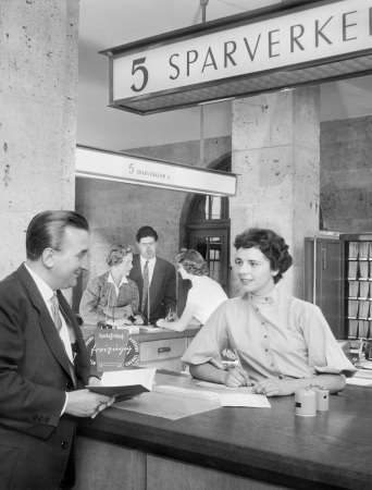 BRD, ehemalige Bundesrepublik Deutschland, Auto, Mbel, Wirtschaftswunder, Aufbruch, Nachkriegszeit, Nachkriegsjahre, Ruinen, Erna Wagner-Hehmke, Marshallplan, Bonn, Haus der Geschichte, Vorkriegsmoderne, Kfer, Nierentisch, Bungalow, Museum August Kestner, Design, Straubing, Wiederaufbau und Wirtschaftswunder, Wandel der Arbeitswelt nach 1945, Globalisierung, Werbung, Erfolgscigaretten, Amerika, Holz, Naturstein, Josef Heinrich Darchinger, Herbert Maschke, Konsumgesellschaft, Bonner Republik