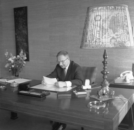 BRD, ehemalige Bundesrepublik Deutschland, Auto, Mbel, Wirtschaftswunder, Aufbruch, Nachkriegszeit, Nachkriegsjahre, Ruinen, Erna Wagner-Hehmke, Marshallplan, Bonn, Haus der Geschichte, Vorkriegsmoderne, Kfer, Nierentisch, Bungalow, Museum August Kestner, Design, Straubing, Wiederaufbau und Wirtschaftswunder, Wandel der Arbeitswelt nach 1945, Globalisierung, Werbung, Erfolgscigaretten, Amerika, Holz, Naturstein, Josef Heinrich Darchinger, Herbert Maschke, Konsumgesellschaft, Bonner Republik