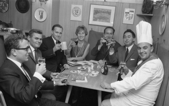 BRD, ehemalige Bundesrepublik Deutschland, Auto, M�bel, Wirtschaftswunder, Aufbruch, Nachkriegszeit, Nachkriegsjahre, Ruinen, Erna Wagner-Hehmke, Marshallplan, Bonn, Haus der Geschichte, Vorkriegsmoderne, K�fer, Nierentisch, Bungalow, Museum August Kestner, Design, Straubing, Wiederaufbau und Wirtschaftswunder, Wandel der Arbeitswelt nach 1945, Globalisierung, Werbung, Erfolgscigaretten, Amerika, Holz, Naturstein, Josef Heinrich Darchinger, Herbert Maschke, Konsumgesellschaft, Bonner Republik