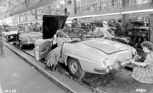 BRD, ehemalige Bundesrepublik Deutschland, Auto, Mbel, Wirtschaftswunder, Aufbruch, Nachkriegszeit, Nachkriegsjahre, Ruinen, Erna Wagner-Hehmke, Marshallplan, Bonn, Haus der Geschichte, Vorkriegsmoderne, Kfer, Nierentisch, Bungalow, Museum August Kestner, Design, Straubing, Wiederaufbau und Wirtschaftswunder, Wandel der Arbeitswelt nach 1945, Globalisierung, Werbung, Erfolgscigaretten, Amerika, Holz, Naturstein, Josef Heinrich Darchinger, Herbert Maschke, Konsumgesellschaft, Bonner Republik