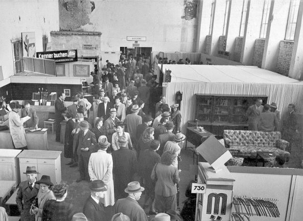 BRD, ehemalige Bundesrepublik Deutschland, Auto, M�bel, Wirtschaftswunder, Aufbruch, Nachkriegszeit, Nachkriegsjahre, Ruinen, Erna Wagner-Hehmke, Marshallplan, Bonn, Haus der Geschichte, Vorkriegsmoderne, K�fer, Nierentisch, Bungalow, Museum August Kestner, Design, Straubing, Wiederaufbau und Wirtschaftswunder, Wandel der Arbeitswelt nach 1945, Globalisierung, Werbung, Erfolgscigaretten, Amerika, Holz, Naturstein, Josef Heinrich Darchinger, Herbert Maschke, Konsumgesellschaft, Bonner Republik