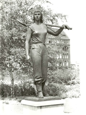 Die Aufbauhelferin von Fritz Cremer, Berlin Mitte, 195