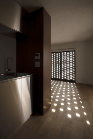 Love Architecture Inc, Shugoin, Umegaoka Setagaya Tokyo, Japan, Backstein, Wohnungsbau, Yukio Asari, Wohnblock, Balkone, Balkons, Lichhof, Backsteinfassade, Minimalismus, Archaik, brick wall, brickwall, balconies, staircases