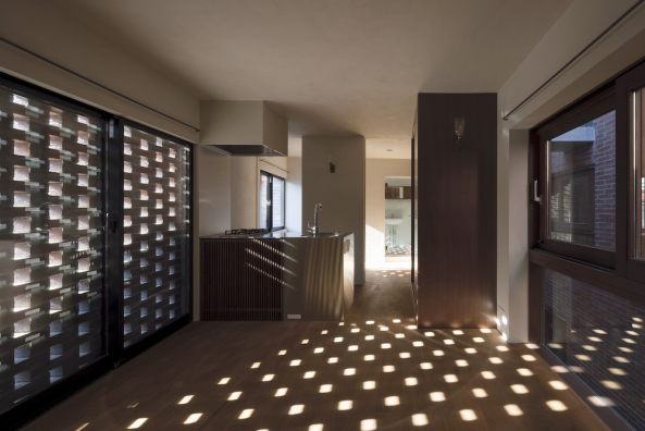 Love Architecture Inc, Shugoin, Umegaoka Setagaya Tokyo, Japan, Backstein, Wohnungsbau, Yukio Asari, Wohnblock, Balkone, Balkons, Lichhof, Backsteinfassade, Minimalismus, Archaik, brick wall, brickwall, balconies, staircases