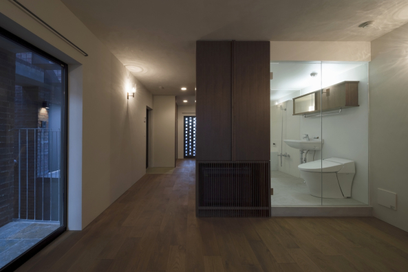 Love Architecture Inc, Shugoin, Umegaoka Setagaya Tokyo, Japan, Backstein, Wohnungsbau, Yukio Asari, Wohnblock, Balkone, Balkons, Lichhof, Backsteinfassade, Minimalismus, Archaik, brick wall, brickwall, balconies, staircases