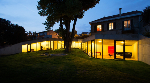 Hertweck Devernois Architectes Urbanistes; Simeon Levaillant;  Frankreich; Erweiterung; Anbei; Saint-Germain en Laye; Haus PLJ; unterirdisch; Extension; underground; unterirdisch; Ha-HA; Lucio Fontana; Einfamilienhaus; Topografie