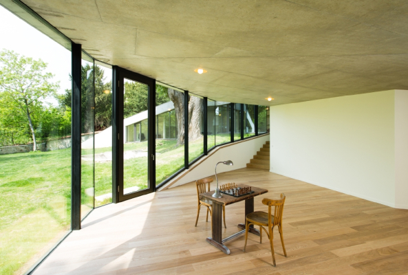 Hertweck Devernois Architectes Urbanistes; Simeon Levaillant;  Frankreich; Erweiterung; Anbei; Saint-Germain en Laye; Haus PLJ; unterirdisch; Extension; underground; unterirdisch; Ha-HA; Lucio Fontana; Einfamilienhaus; Topografie