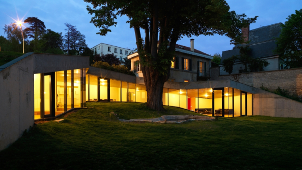 Hertweck Devernois Architectes Urbanistes; Simeon Levaillant;  Frankreich; Erweiterung; Anbei; Saint-Germain en Laye; Haus PLJ; unterirdisch; Extension; underground; unterirdisch; Ha-HA; Lucio Fontana; Einfamilienhaus; Topografie