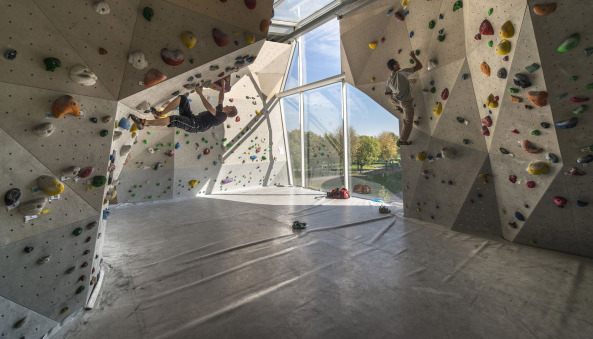 Pieter Bannenberg, Walter van Dijk, Kamiel Klaasse, Mark Linnemann, NL Architects, Spordtgebouw Dordrecht, Wim Sjerps, Arne van Wees, Bobby de Graaf, Stephan Schlecke, Arne van Wees, Properstok Leerpark Dordrecht, West 8, Sporthalle, Kletterwand, Sportgebude, Kletterhalle, Schuppen, Sportschuppen, Niederlande, Dutch, Superdutch, Kiste, Box, Trennwand, Etagenhalle