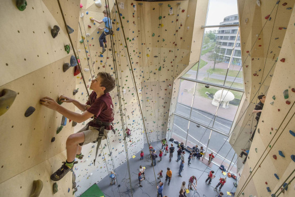 Pieter Bannenberg, Walter van Dijk, Kamiel Klaasse, Mark Linnemann, NL Architects, Spordtgebouw Dordrecht, Wim Sjerps, Arne van Wees, Bobby de Graaf, Stephan Schlecke, Arne van Wees, Properstok Leerpark Dordrecht, West 8, Sporthalle, Kletterwand, Sportgebude, Kletterhalle, Schuppen, Sportschuppen, Niederlande, Dutch, Superdutch, Kiste, Box, Trennwand, Etagenhalle