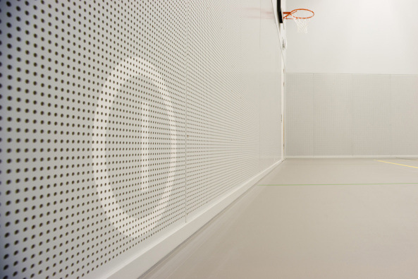 Pieter Bannenberg, Walter van Dijk, Kamiel Klaasse, Mark Linnemann, NL Architects, Spordtgebouw Dordrecht, Wim Sjerps, Arne van Wees, Bobby de Graaf, Stephan Schlecke, Arne van Wees, Properstok Leerpark Dordrecht, West 8, Sporthalle, Kletterwand, Sportgebude, Kletterhalle, Schuppen, Sportschuppen, Niederlande, Dutch, Superdutch, Kiste, Box, Trennwand, Etagenhalle