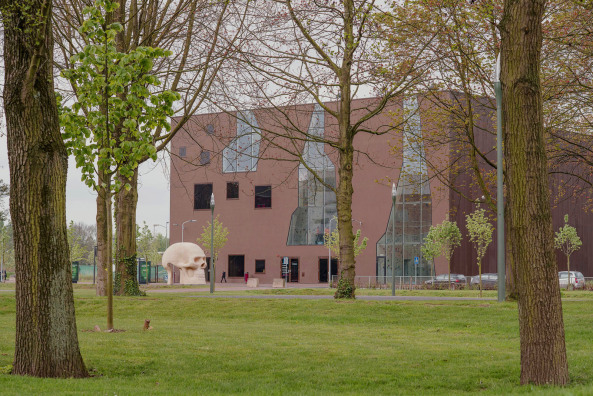 Pieter Bannenberg, Walter van Dijk, Kamiel Klaasse, Mark Linnemann, NL Architects, Spordtgebouw Dordrecht, Wim Sjerps, Arne van Wees, Bobby de Graaf, Stephan Schlecke, Arne van Wees, Properstok Leerpark Dordrecht, West 8, Sporthalle, Kletterwand, Sportgebude, Kletterhalle, Schuppen, Sportschuppen, Niederlande, Dutch, Superdutch, Kiste, Box, Trennwand, Etagenhalle