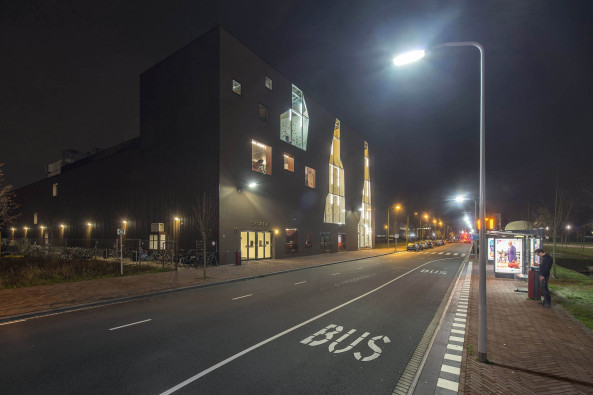 Pieter Bannenberg, Walter van Dijk, Kamiel Klaasse, Mark Linnemann, NL Architects, Spordtgebouw Dordrecht, Wim Sjerps, Arne van Wees, Bobby de Graaf, Stephan Schlecke, Arne van Wees, Properstok Leerpark Dordrecht, West 8, Sporthalle, Kletterwand, Sportgebude, Kletterhalle, Schuppen, Sportschuppen, Niederlande, Dutch, Superdutch, Kiste, Box, Trennwand, Etagenhalle